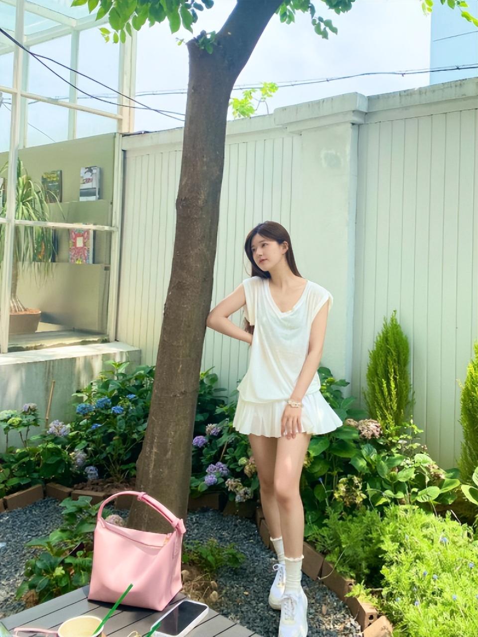 赵露思晒夏日休闲照，米色超短裙尽显皮肤白皙，腰肢纤细如同树干