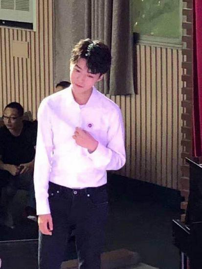 王俊凯回母校参加校庆，白衬衣高挑挺拔帅气十足，同学们秒变粉丝