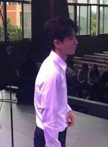​王俊凯回母校参加校庆，白衬衣高挑挺拔帅气十足，同学们秒变粉丝
