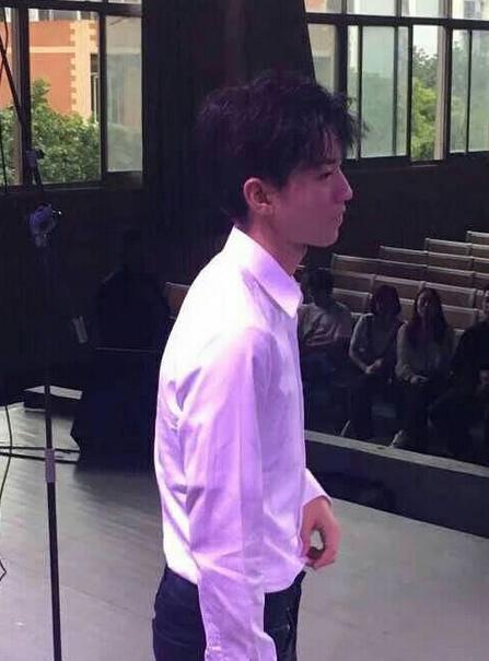 王俊凯回母校参加校庆，白衬衣高挑挺拔帅气十足，同学们秒变粉丝