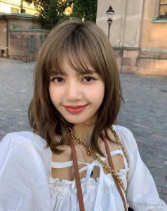 ​Lisa与父母合影素颜出镜 lisa家庭背景揭秘，父母是哪个国家的？