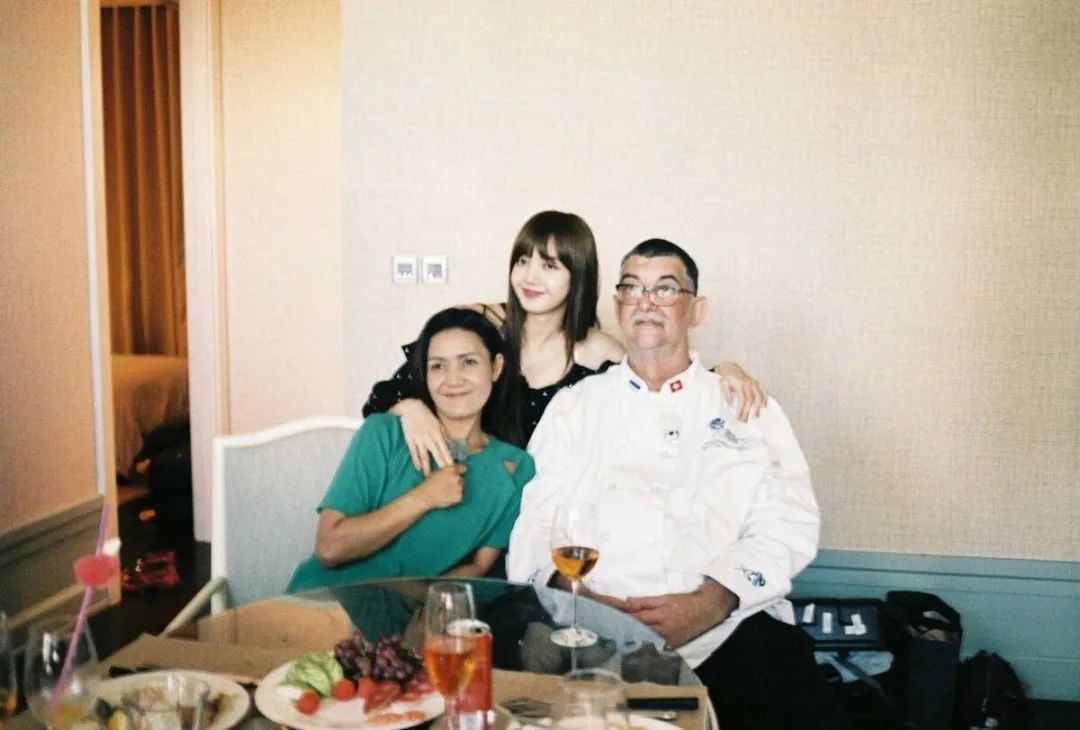 Lisa与父母合影素颜出镜 lisa家庭背景揭秘,父母是哪个国家的?