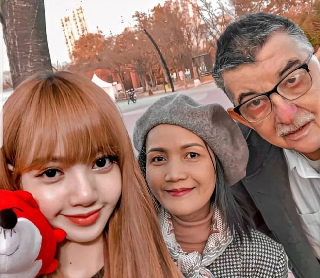 Lisa与父母合影素颜出镜 lisa家庭背景揭秘，父母是哪个国家的？
