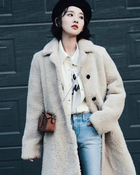 唐艺昕晒美照，一双腿笔直似有1米2，身材骨感十足生娃仍似少女
