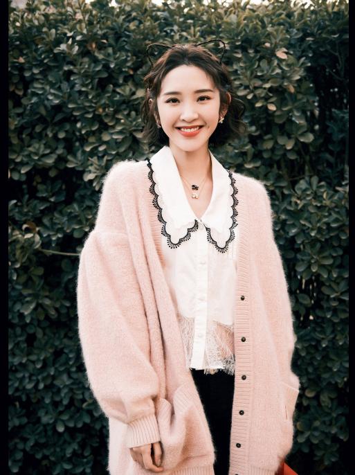 唐艺昕晒美照，一双腿笔直似有1米2，身材骨感十足生娃仍似少女