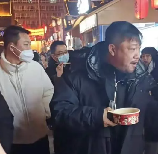 贾冰无美颜深夜吃路边摊引围观，酷似大哥带小弟巡场。