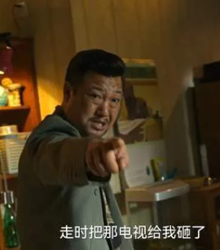 贾冰无美颜深夜吃路边摊引围观，酷似大哥带小弟巡场。
