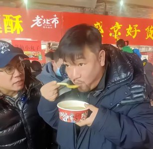 ​贾冰无美颜深夜吃路边摊引围观，酷似大哥带小弟巡场。