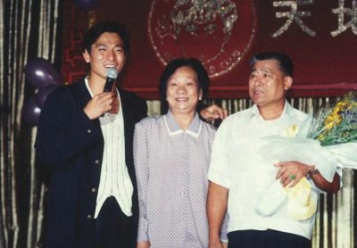 ​刘德华父亲设灵，华仔一家三口直奔灵堂，刘向蕙紧随父亲