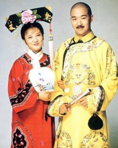​康熙微服私访记的两女主角，今一个息影身家过亿，一个却销声匿迹