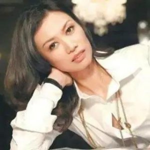 ​邓文迪个人资料及简介：从草根到世界名媛，离婚分走默多克300亿