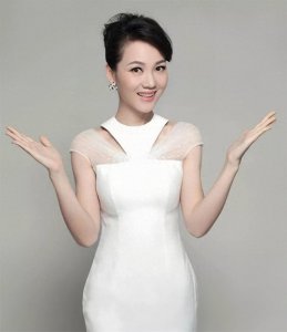 ​周群的个人资料简介：郭德纲落魄时的贵人，低调结婚生三娃，老公至今成谜