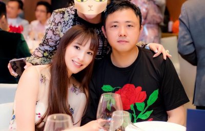 ​吴佩慈最新动态惹争议(男友同行涉赌被判14年，如今她一改往日形象低调露面)