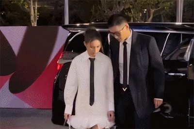 ​窦骁何超莲婚后首次合体亮相，女方冷脸拒绝牵手！
