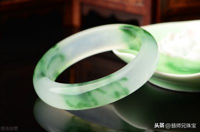 ​新翡翠手镯买回来怎么处理 翡翠手镯正确的保养方法？