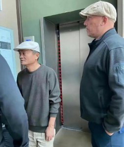​马云巴黎被偶遇，换新发型、新造型，疑和LV总裁谈合作！