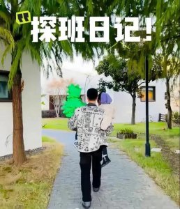 ​朱丹带娃探班老公，周一围秀爸爸力，一家四口相处好有爱