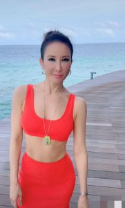 ​李玟晒海边游玩视频，好身材让人羡慕，却意外暴露湿气重？