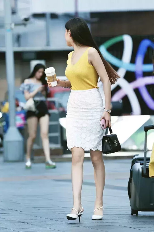 时髦精街拍美图欣赏（清凉夏日高跟鞋美女街拍合集）