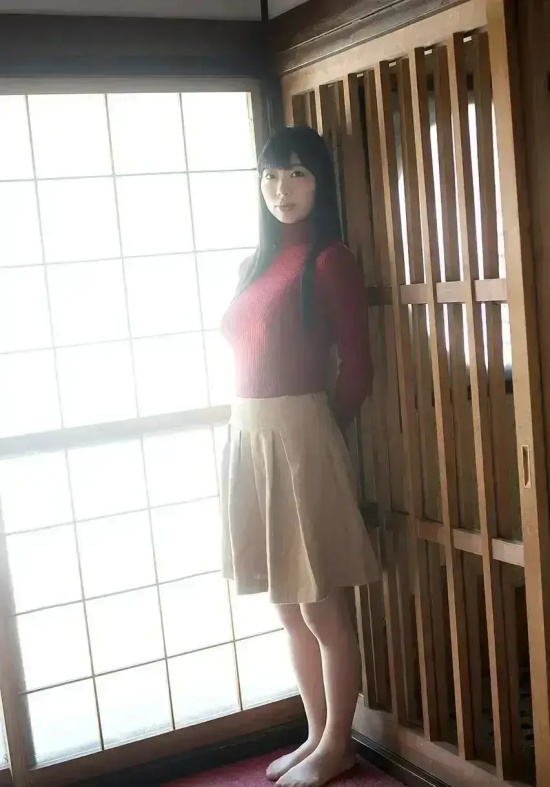 秋田女艺人桐谷茉莉写真分享，令人难忘的刹那芳华！