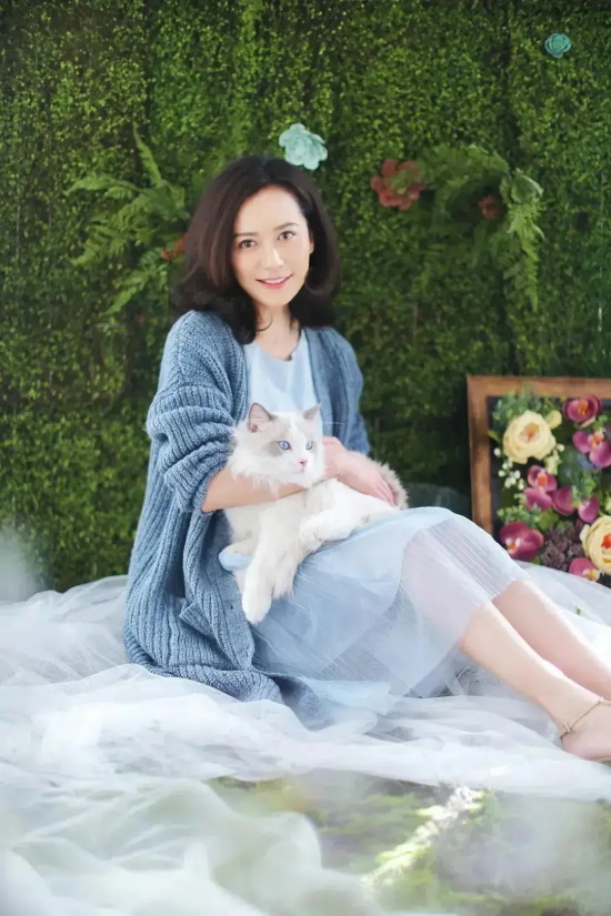 岁月沉淀的知性美人：俞飞鸿高清性感写真合集