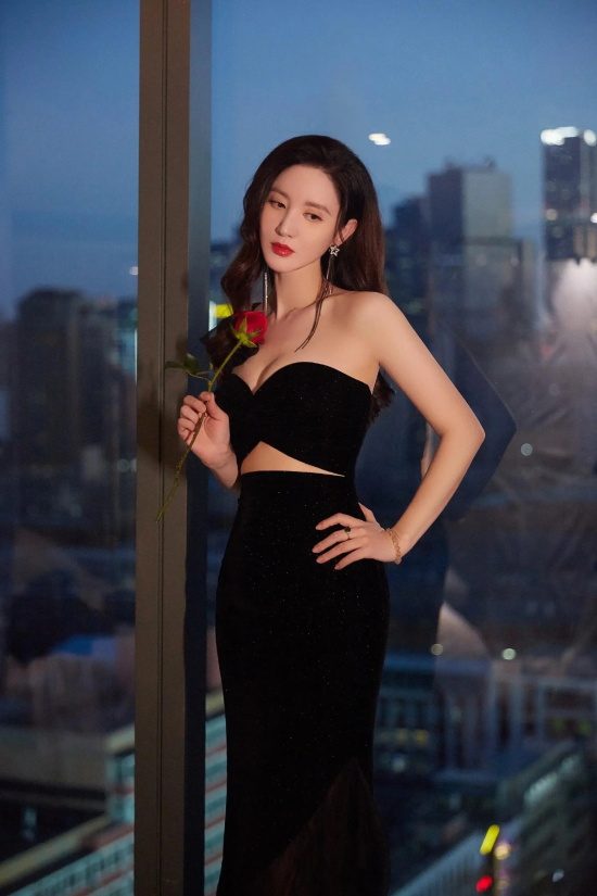 美女明星张萌性感撩人高清写真美图