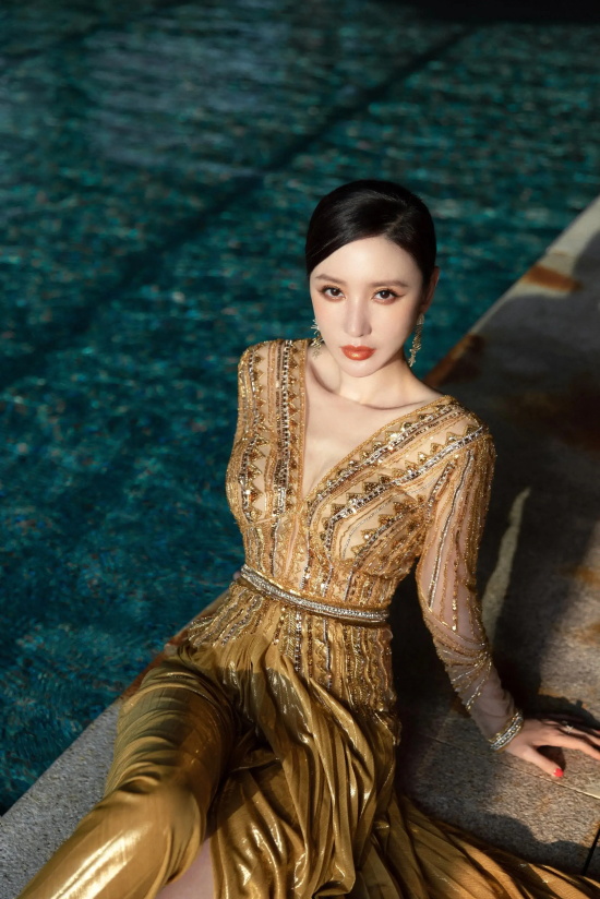 美女明星张萌性感撩人高清写真美图