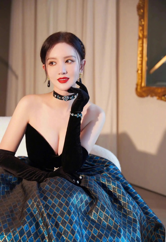 美女明星张萌性感撩人高清写真美图