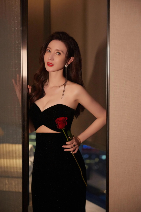 美女明星张萌性感撩人高清写真美图