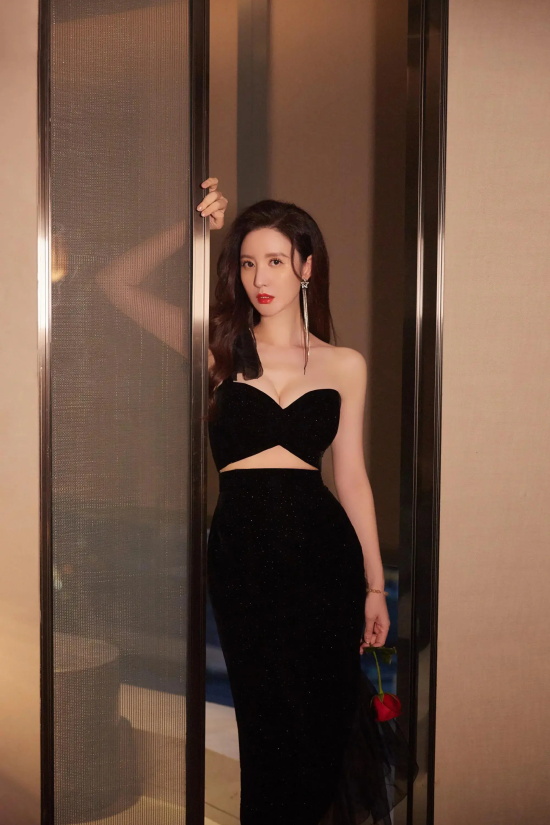 美女明星张萌性感撩人高清写真美图