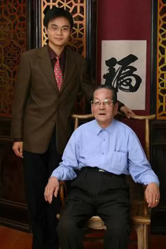 高峰老婆叫什么名字（高峰老婆个人资料照片）