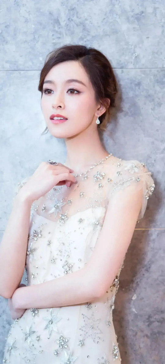 香港女星文咏珊的礼服写真，雪肤玉貌美得让人窒息
