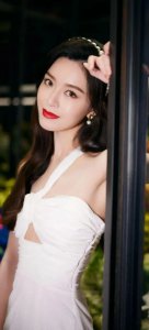 ​香港女星文咏珊的礼服写真，雪肤玉貌美得让人窒息