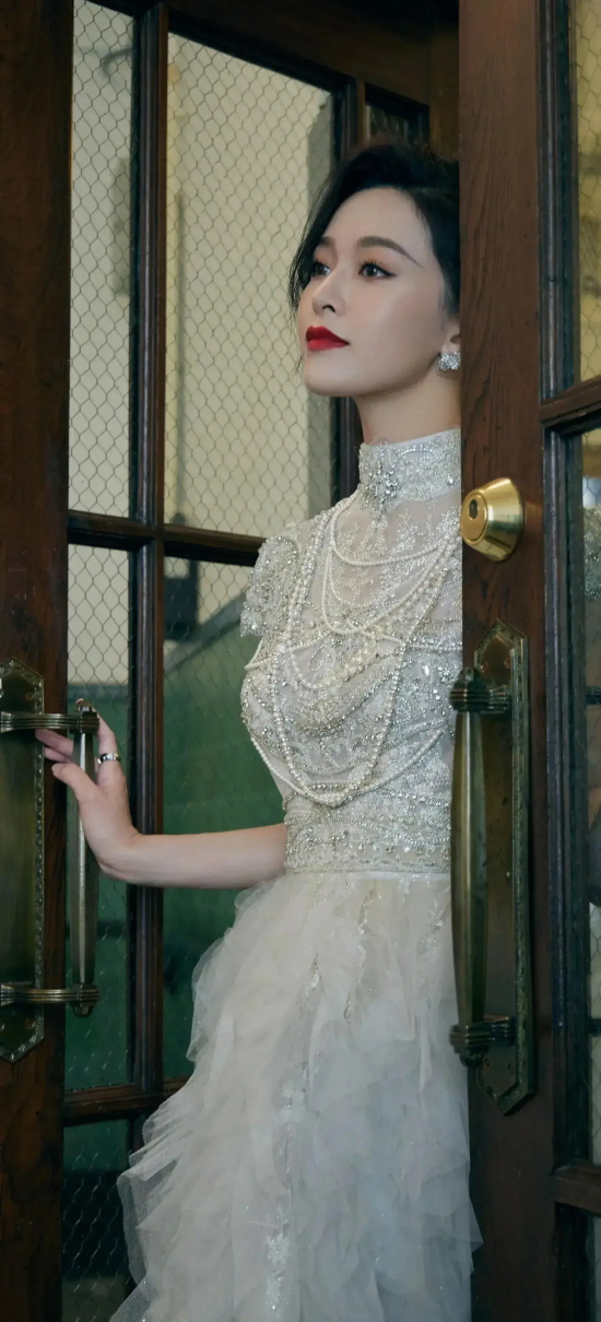 香港女星文咏珊的礼服写真，雪肤玉貌美得让人窒息