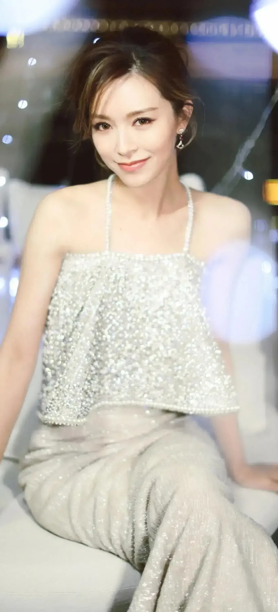 香港女星文咏珊的礼服写真，雪肤玉貌美得让人窒息