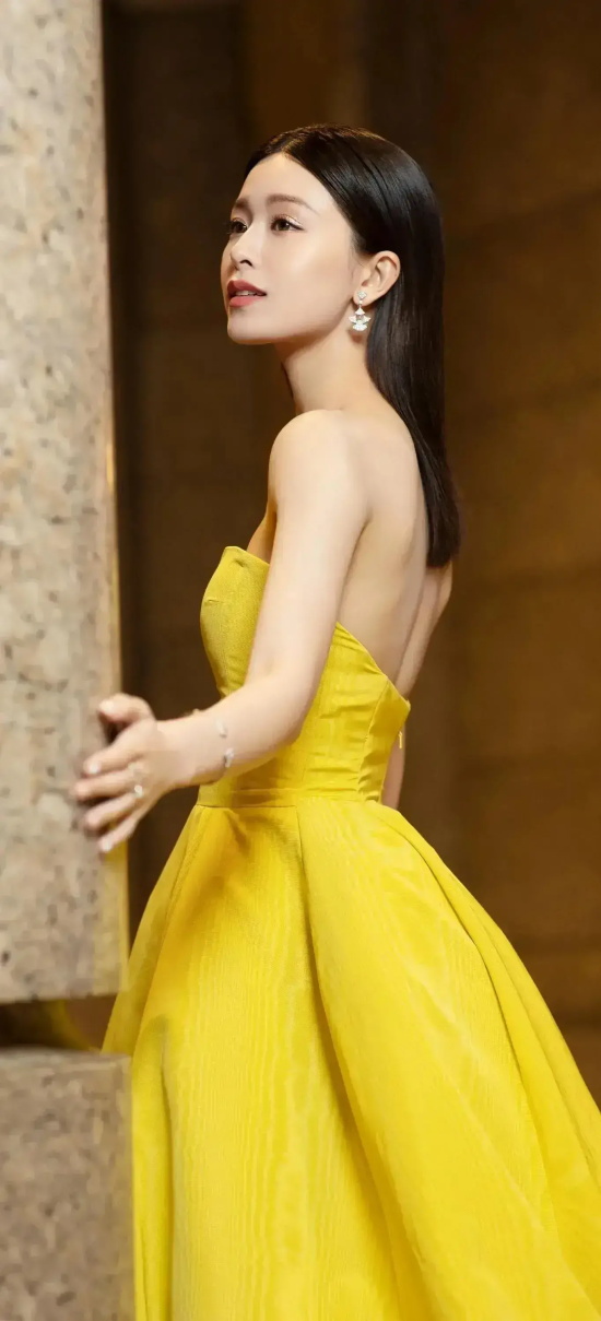 香港女星文咏珊的礼服写真，雪肤玉貌美得让人窒息