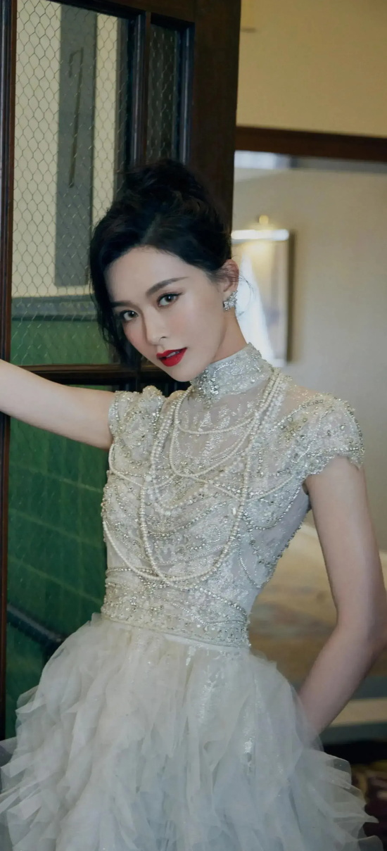 香港女星文咏珊的礼服写真，雪肤玉貌美得让人窒息