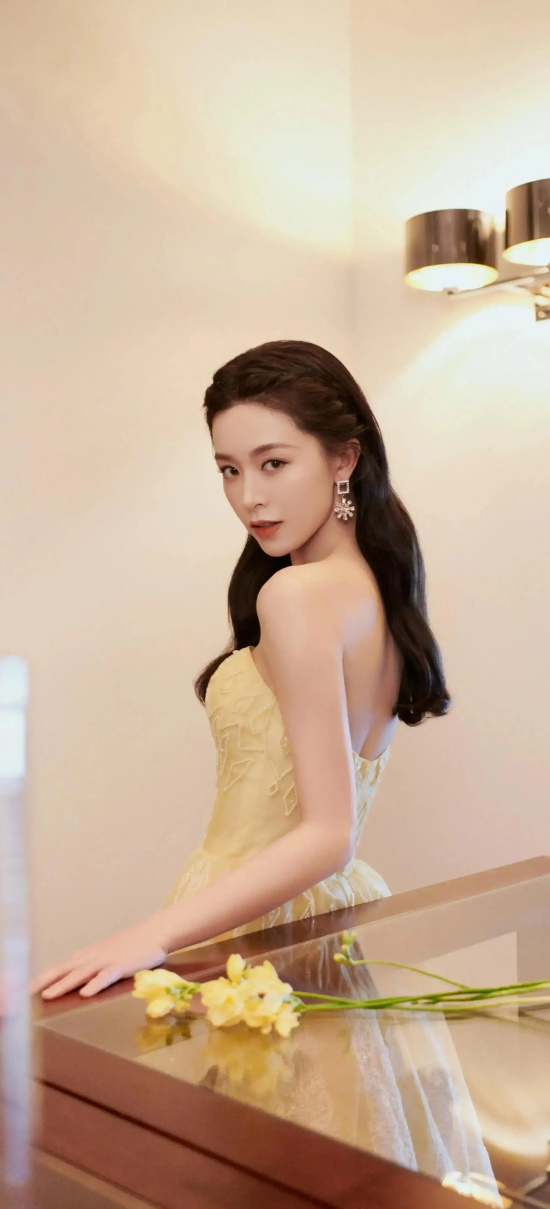香港女星文咏珊的礼服写真，雪肤玉貌美得让人窒息