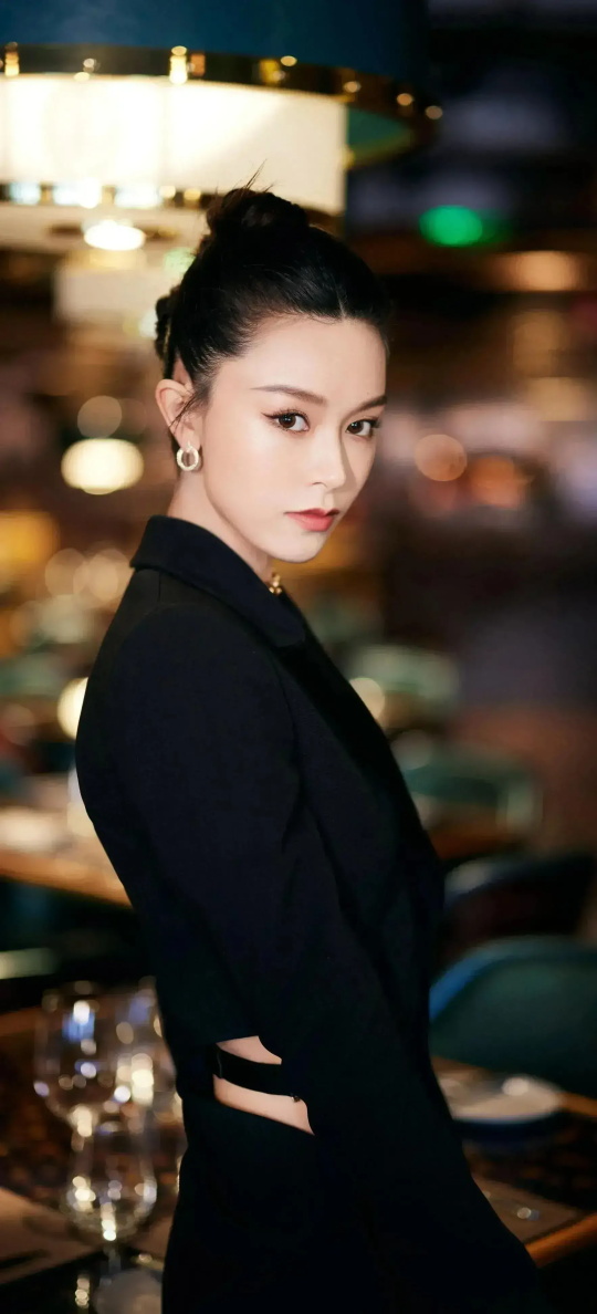 香港女星文咏珊的礼服写真，雪肤玉貌美得让人窒息