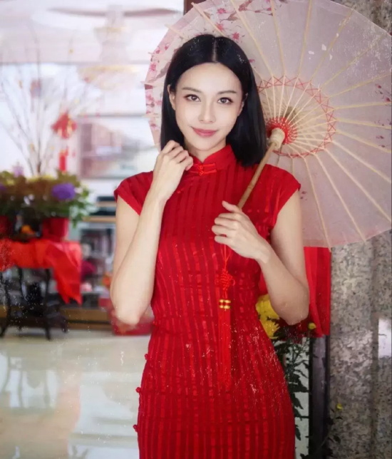 大马女神李元玲健身房写真合集，露出性感马甲线