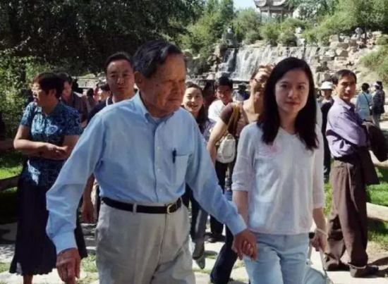 翁帆的孩子多大了？嫁100岁杨振宁一家和睦