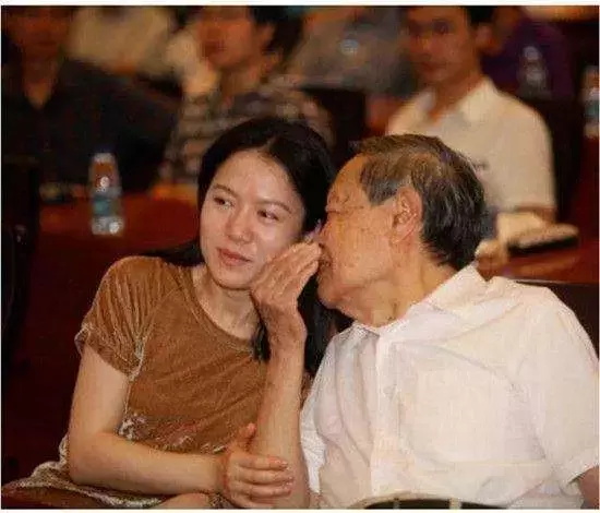 翁帆的孩子多大了？嫁100岁杨振宁一家和睦