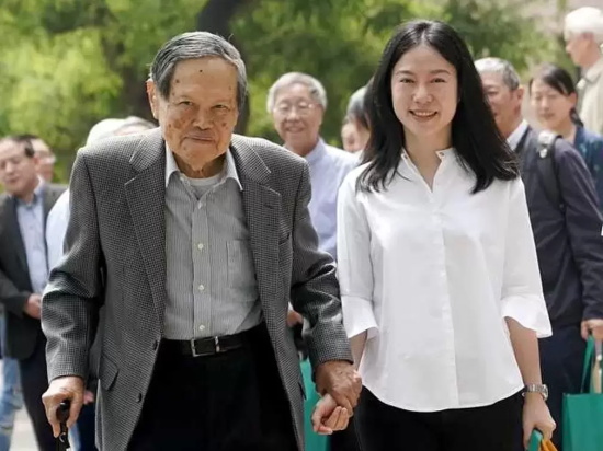 翁帆的孩子多大了？嫁100岁杨振宁一家和睦