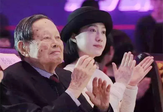 翁帆的孩子多大了？嫁100岁杨振宁一家和睦