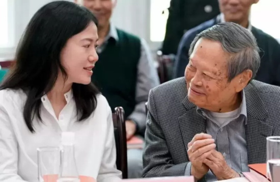 翁帆的孩子多大了？嫁100岁杨振宁一家和睦