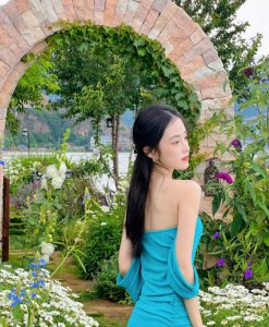 ​“深大校花”章乐韵身穿低胸长裙写真，仿佛仙女跌入花海中
