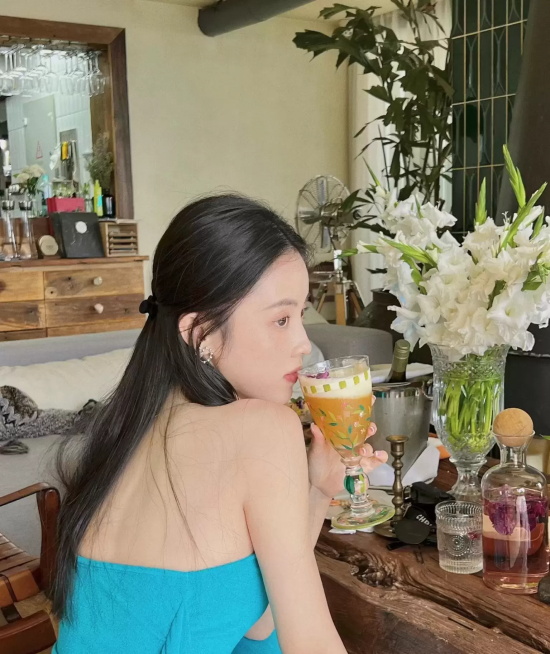 “深大校花”章乐韵身穿低胸长裙写真，仿佛仙女跌入花海中