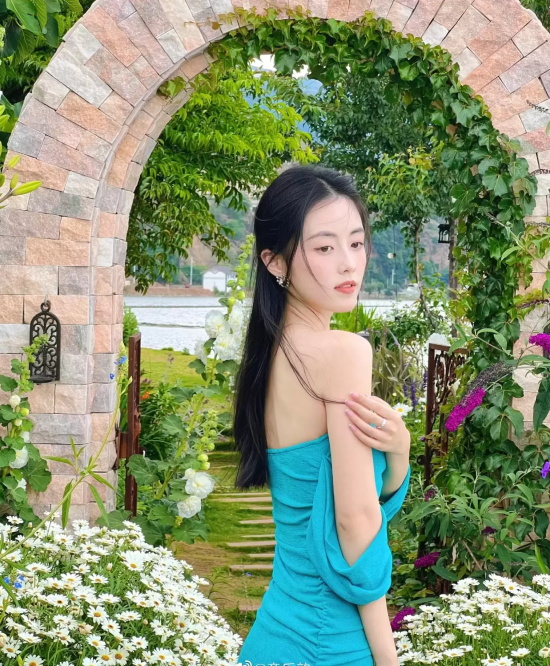 “深大校花”章乐韵身穿低胸长裙写真，仿佛仙女跌入花海中