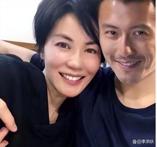 ​王菲谢霆锋从日本回国，机场甜蜜同框，娱乐圈的一股清流