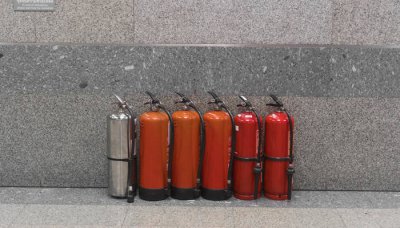 ​车内灭火器可以平放吗 灭火器放在车里哪个位置,不能平着放